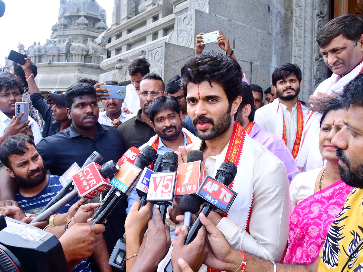 Tollywood Actor Vijay Devarakonda Visited Yadadri Temple With Family Photos - Sakshi4