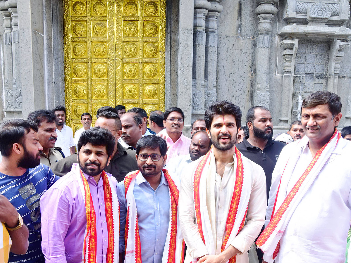 Tollywood Actor Vijay Devarakonda Visited Yadadri Temple With Family Photos - Sakshi5