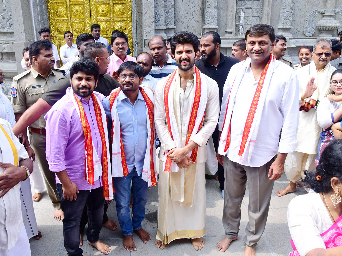 Tollywood Actor Vijay Devarakonda Visited Yadadri Temple With Family Photos - Sakshi6
