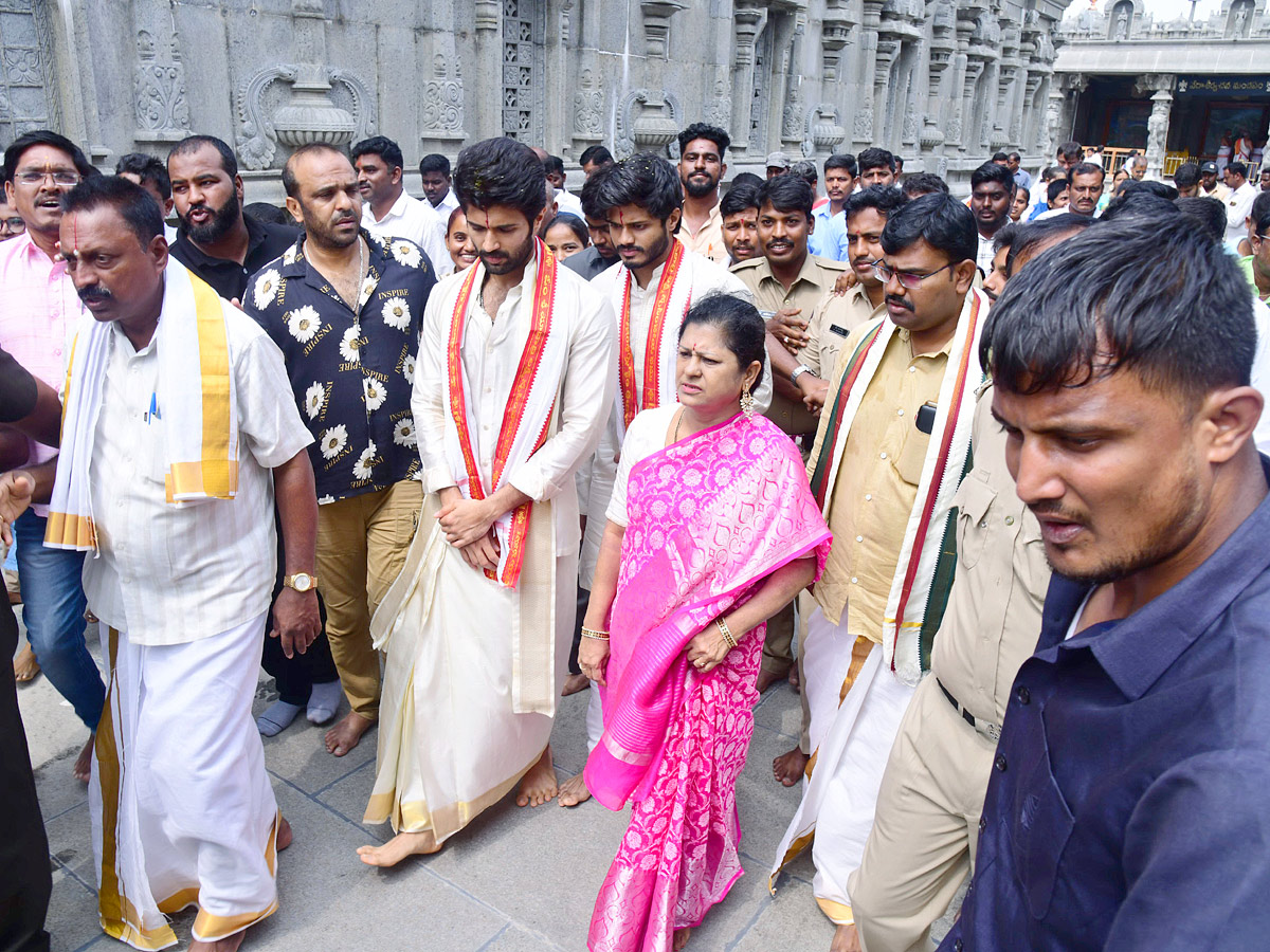 Tollywood Actor Vijay Devarakonda Visited Yadadri Temple With Family Photos - Sakshi7