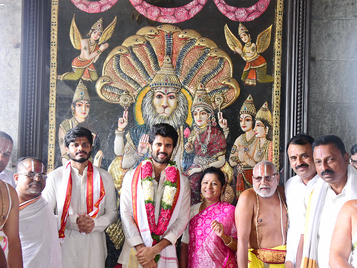 Tollywood Actor Vijay Devarakonda Visited Yadadri Temple With Family Photos - Sakshi9