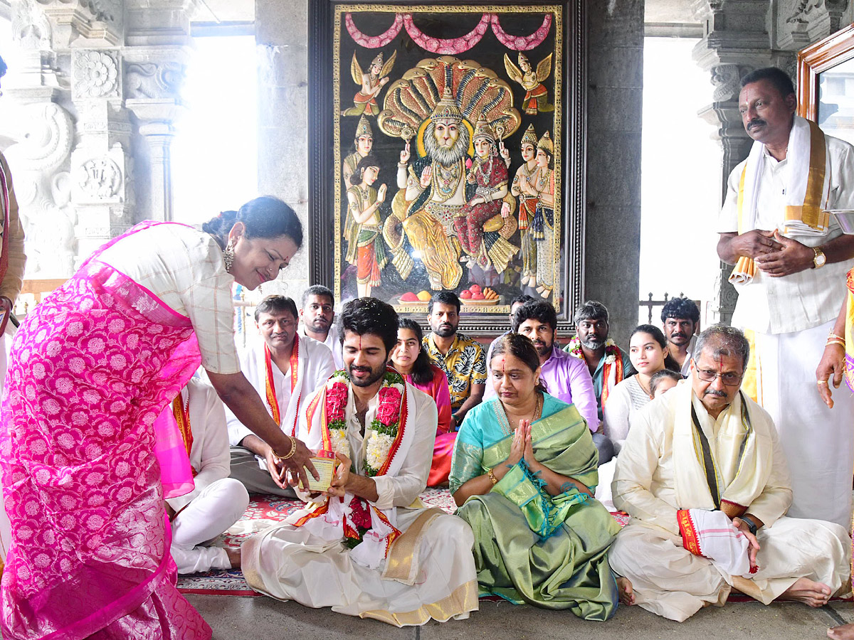 Tollywood Actor Vijay Devarakonda Visited Yadadri Temple With Family Photos - Sakshi10