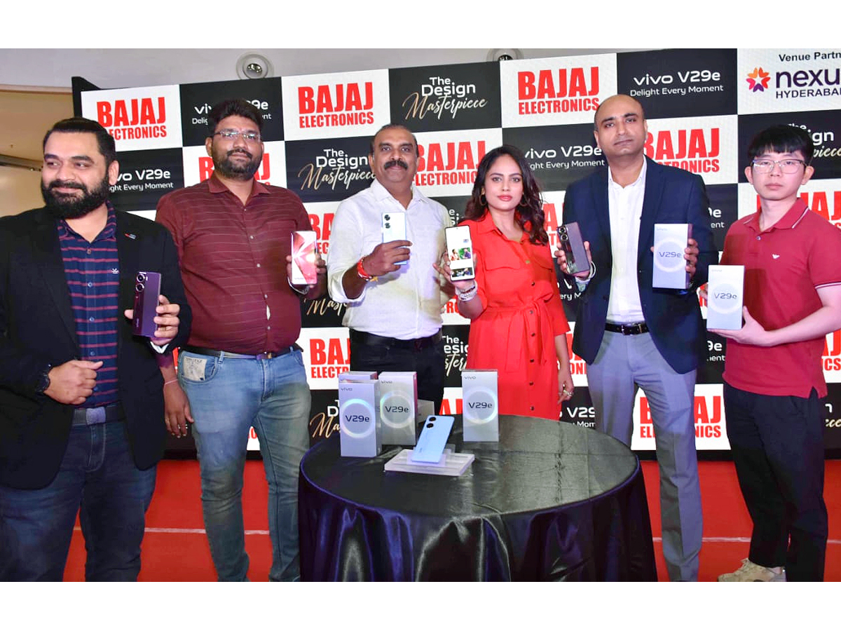 Actress Nandita Swetha Launchs New Mobile Smart Phone from VIVO Bajaj Electronics Photos - Sakshi2