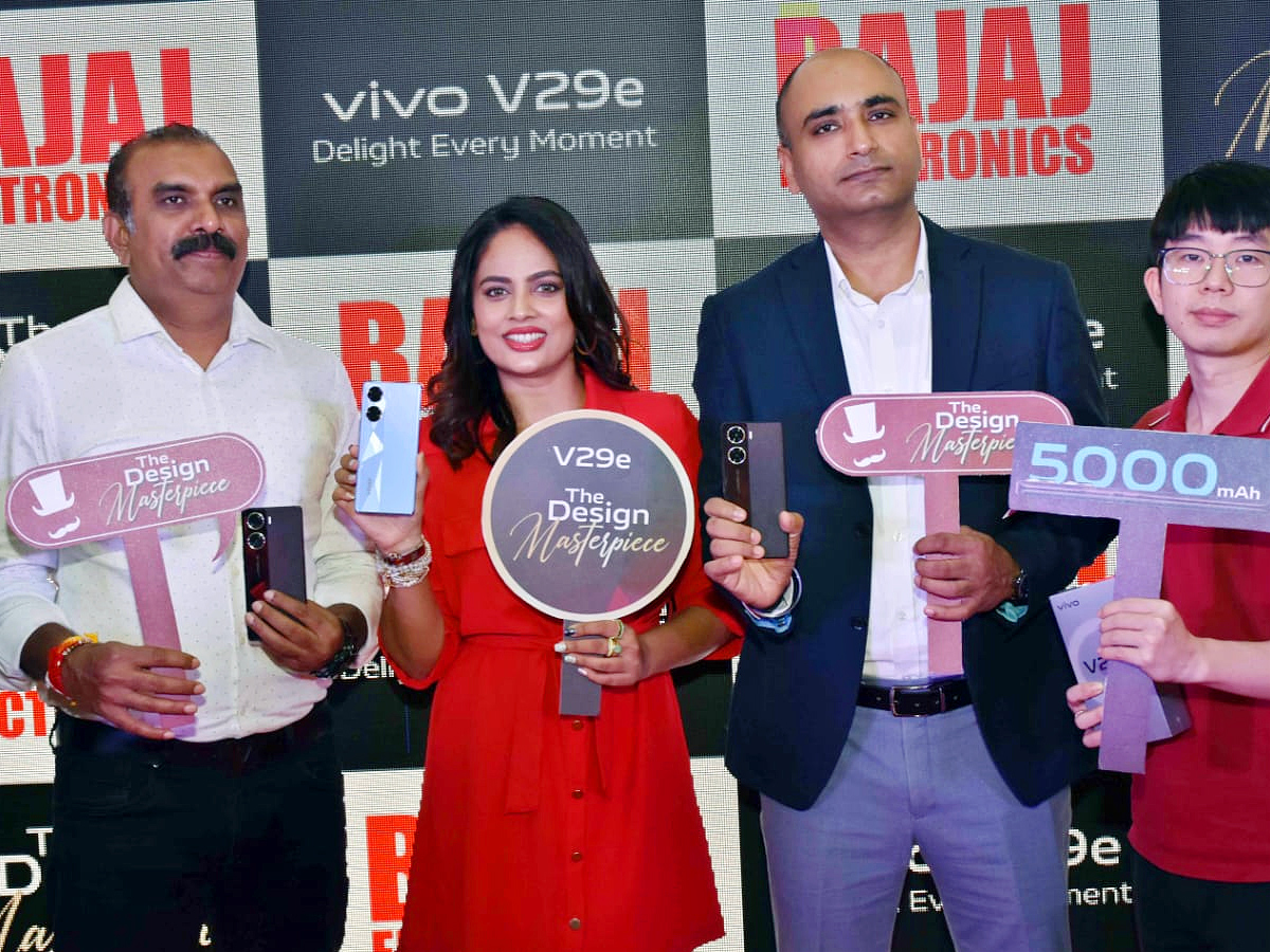 Actress Nandita Swetha Launchs New Mobile Smart Phone from VIVO Bajaj Electronics Photos - Sakshi6