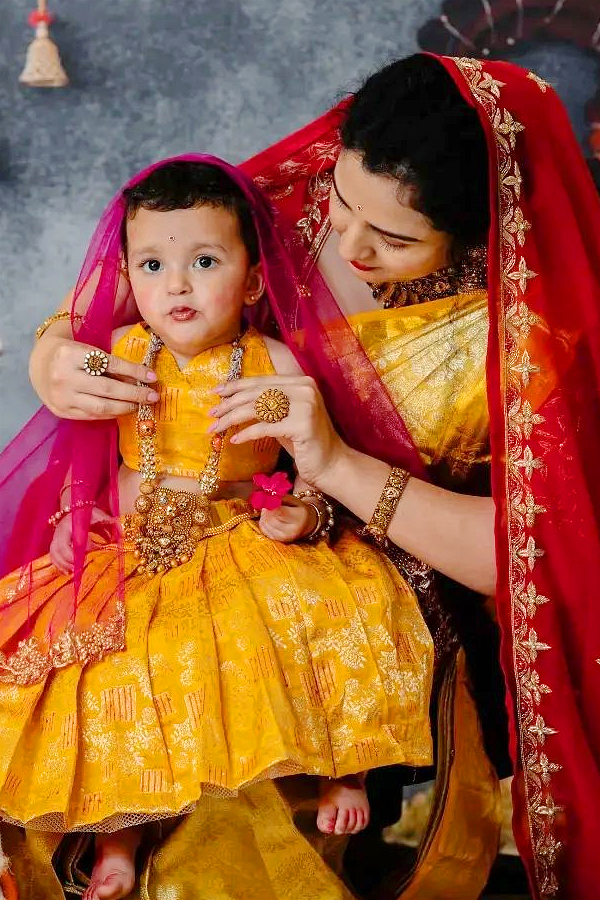 Kantara star Rishab Shetty celebrates Janmashtami with family and kids Photos - Sakshi2