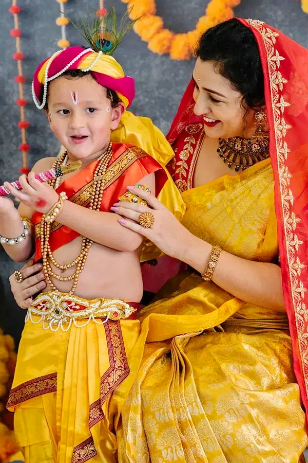 Kantara star Rishab Shetty celebrates Janmashtami with family and kids Photos - Sakshi3