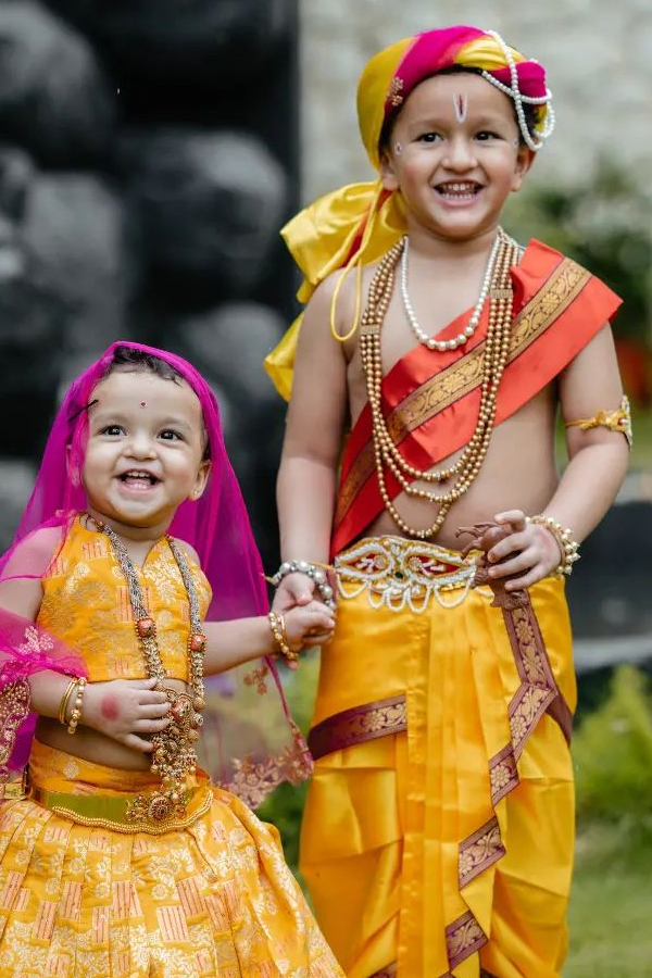 Kantara star Rishab Shetty celebrates Janmashtami with family and kids Photos - Sakshi4