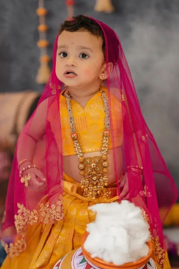 Kantara star Rishab Shetty celebrates Janmashtami with family and kids Photos - Sakshi5