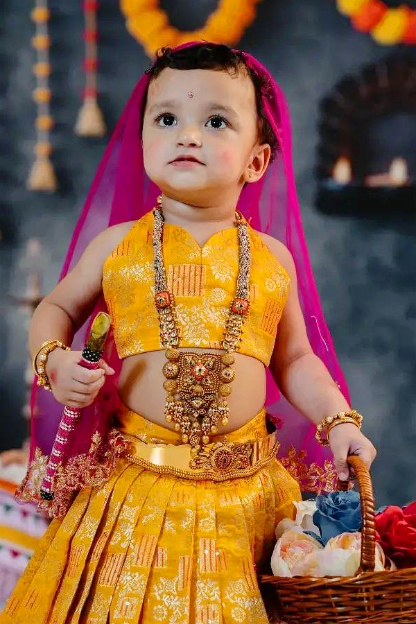 Kantara star Rishab Shetty celebrates Janmashtami with family and kids Photos - Sakshi6