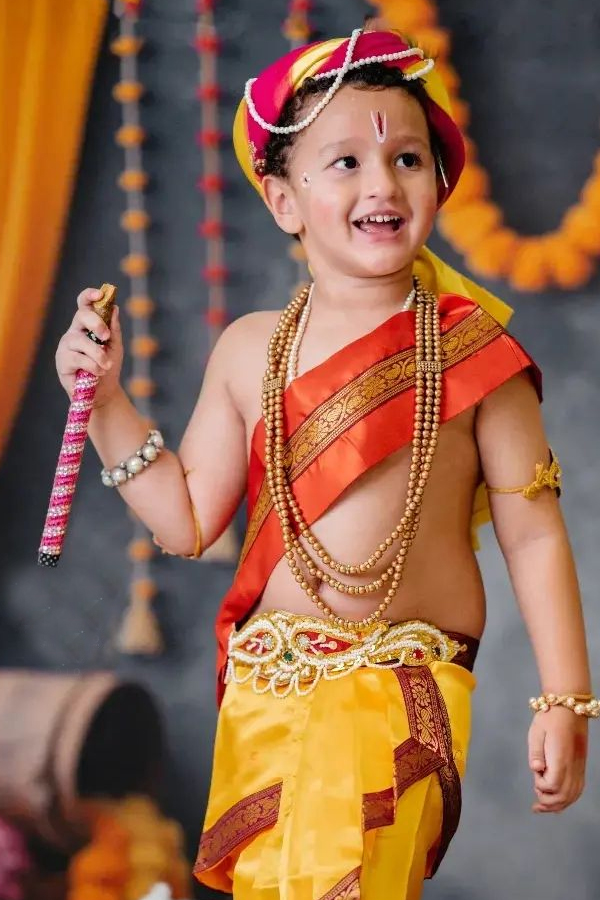 Kantara star Rishab Shetty celebrates Janmashtami with family and kids Photos - Sakshi7