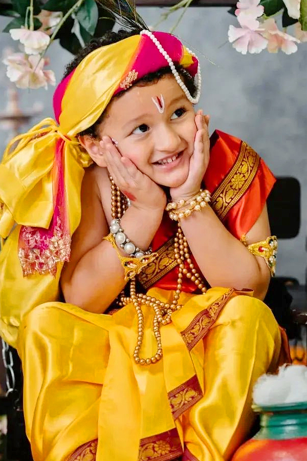 Kantara star Rishab Shetty celebrates Janmashtami with family and kids Photos - Sakshi8