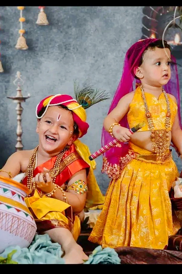 Kantara star Rishab Shetty celebrates Janmashtami with family and kids Photos - Sakshi9