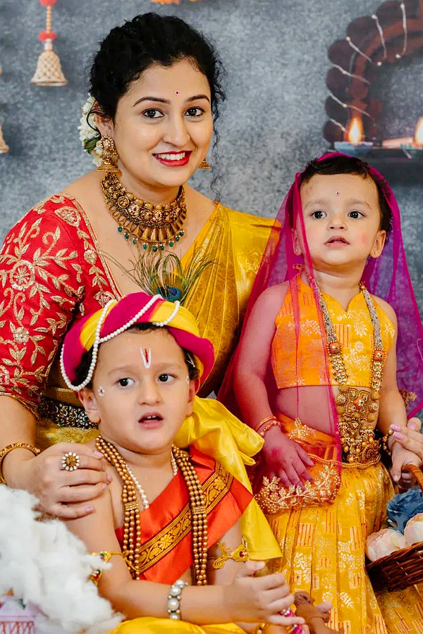 Kantara star Rishab Shetty celebrates Janmashtami with family and kids Photos - Sakshi10