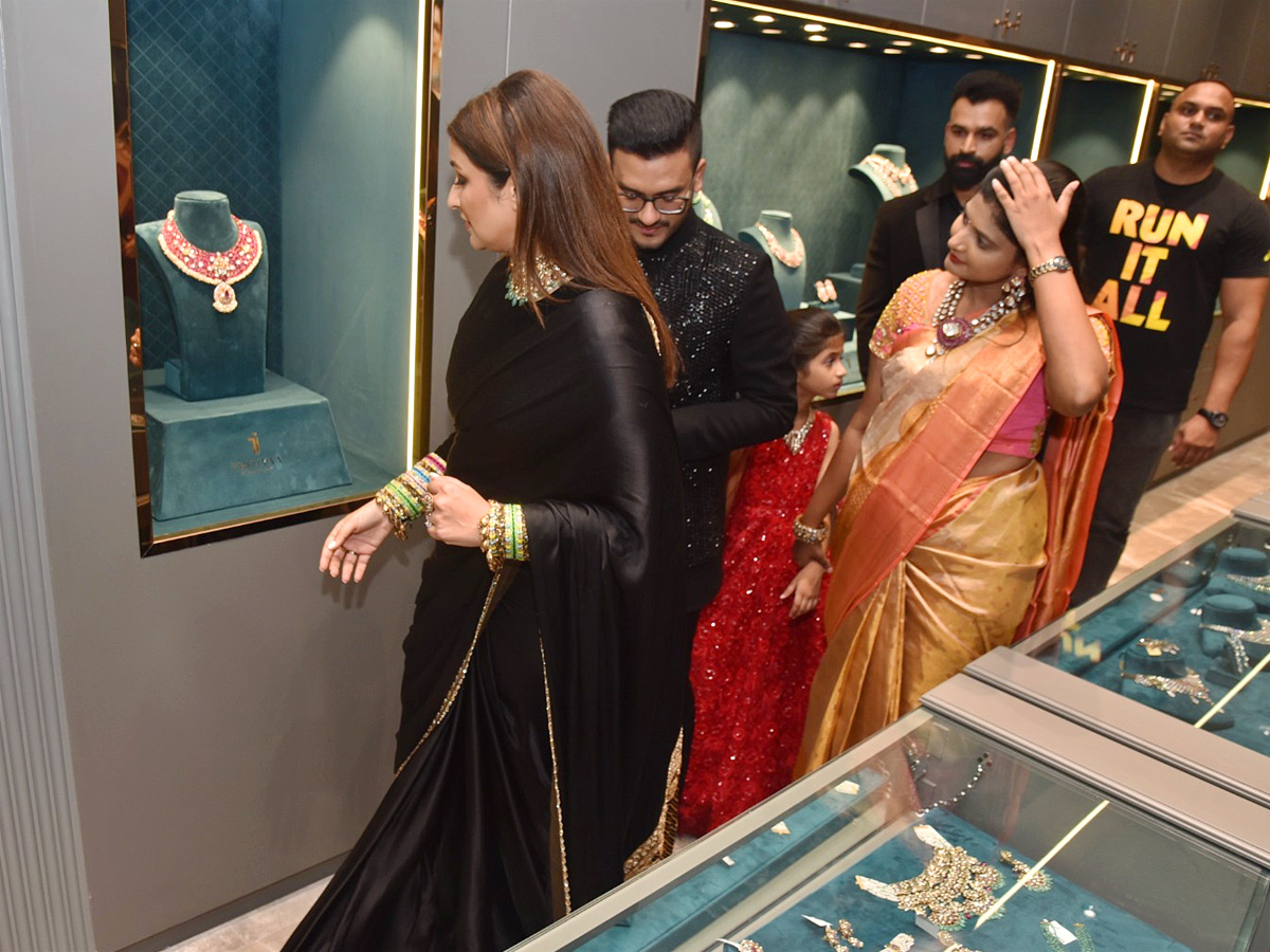 Actress Parineeti Chopra Launches Jewellery Store in Hyderabad Photos - Sakshi18