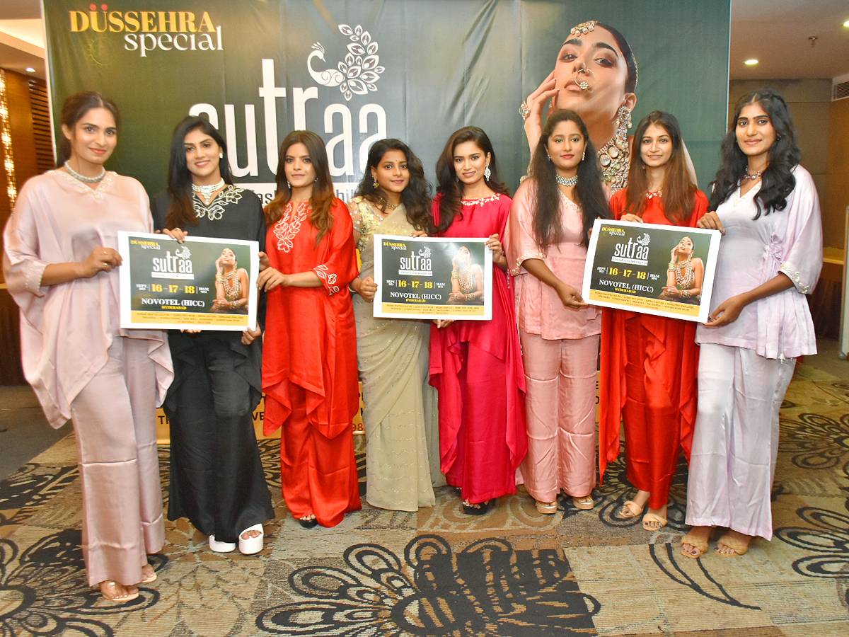 Models in sutra exhibition Photos - Sakshi4