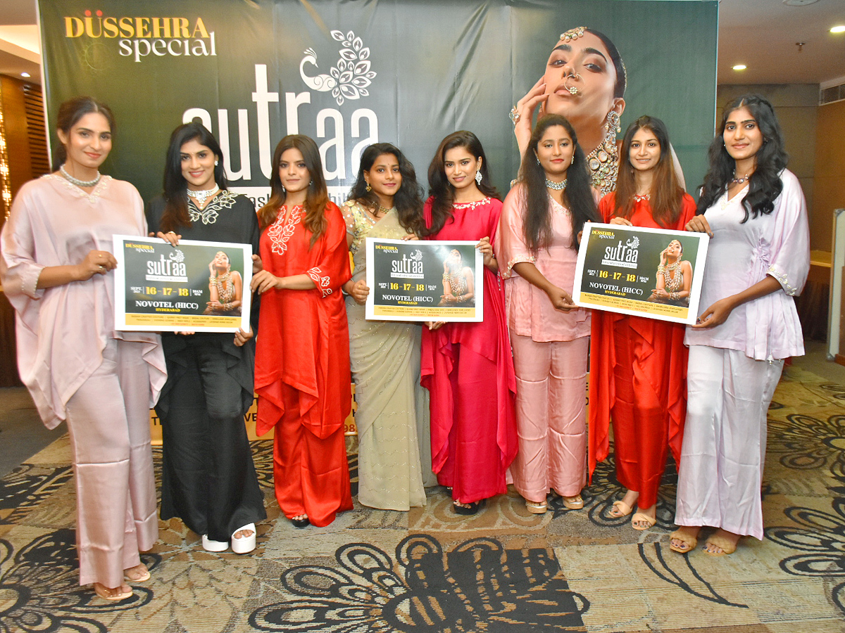 Models in sutra exhibition Photos - Sakshi5