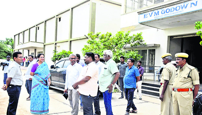 గోదాము వద్ద అధికారులతో కలెక్టర్‌ దినేష్‌కుమార్‌2