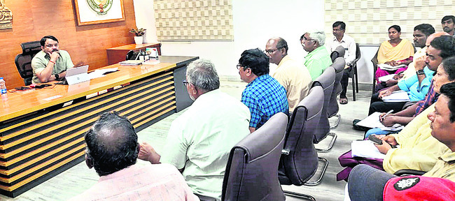 రీ సర్వేపై సమావేశం నిర్వహిస్తున్న జేసీ 1