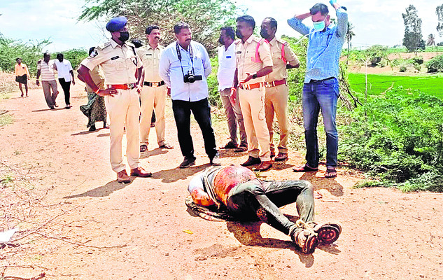 మృతదేహాన్ని పరిశీలిస్తున్న డీఎస్పీ
శ్రీనివాసులు, సీఐలు (ఇన్సెట్) వినోజ్ (ఫైల్) 1