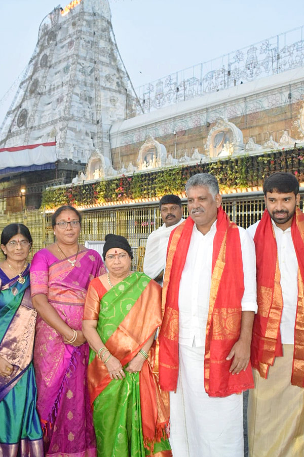 CM KCR Wife Shobha Rao Visits Tirumala Photos - Sakshi2