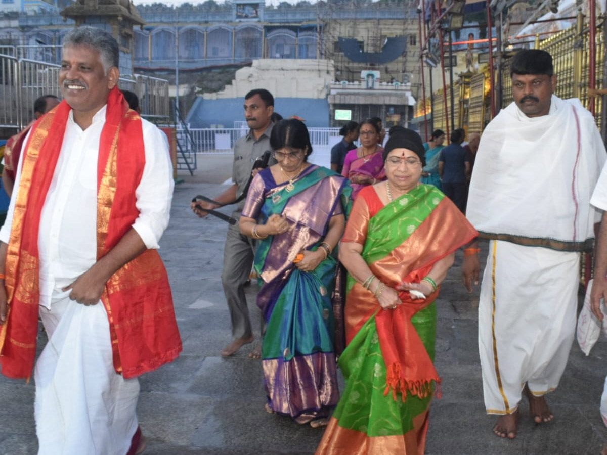 CM KCR Wife Shobha Rao Visits Tirumala Photos - Sakshi11