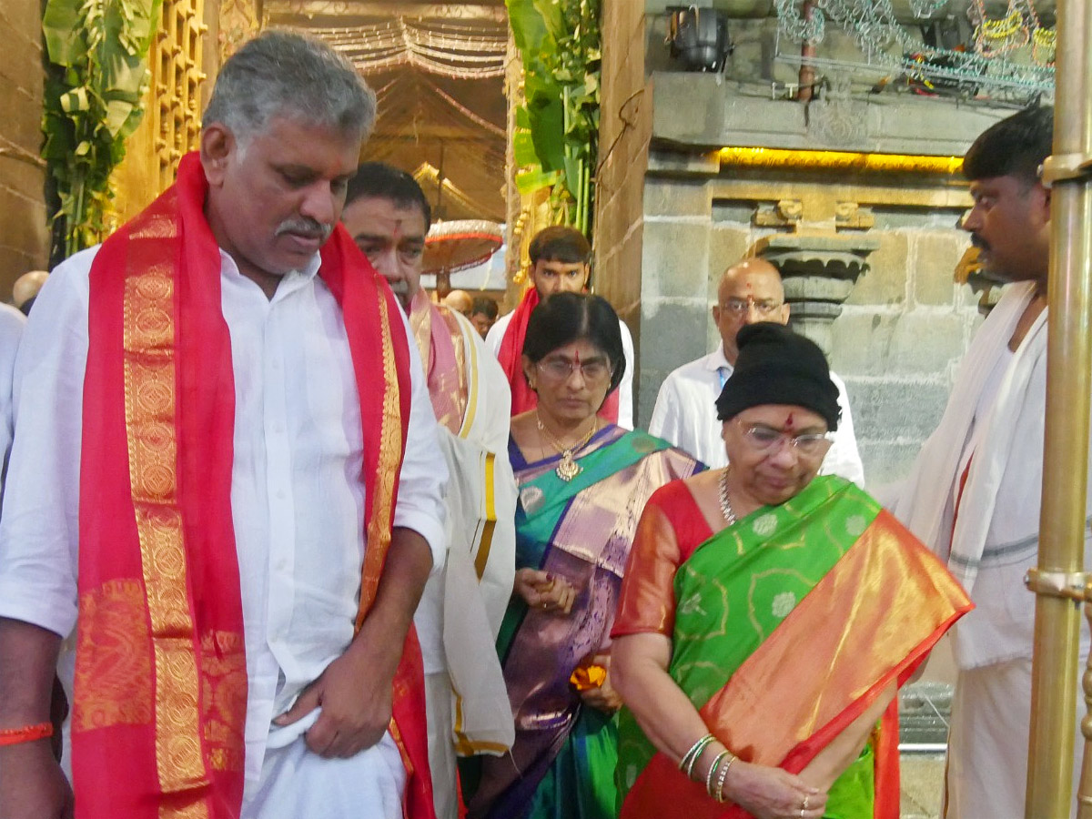 CM KCR Wife Shobha Rao Visits Tirumala Photos - Sakshi4