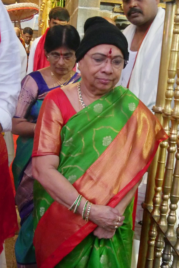 CM KCR Wife Shobha Rao Visits Tirumala Photos - Sakshi5