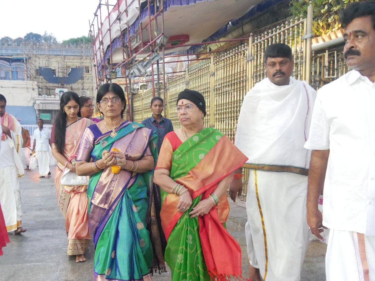 CM KCR Wife Shobha Rao Visits Tirumala Photos - Sakshi8