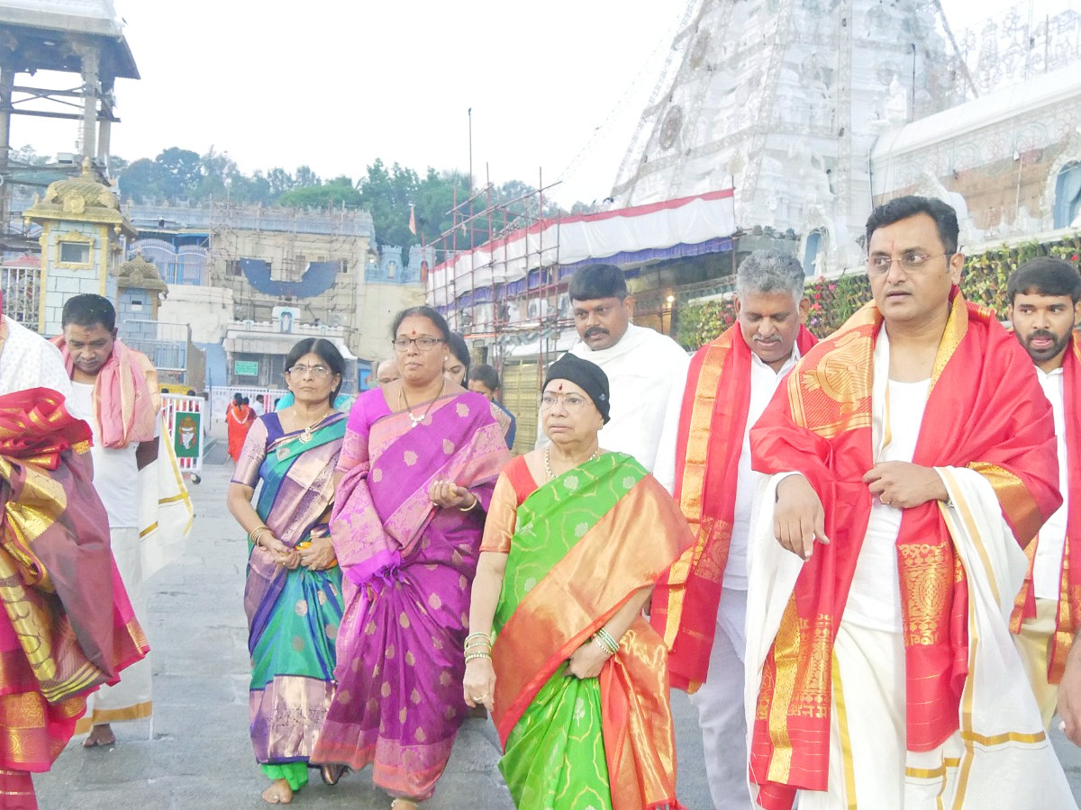 CM KCR Wife Shobha Rao Visits Tirumala Photos - Sakshi9