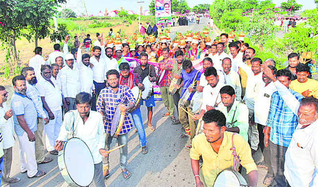 డప్పు చప్పుళ్లతో ర్యాలీగా సభకు వస్తున్న కురుమ సంఘం సభ్యులు 2