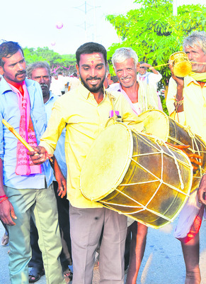 సభలో డోలు కొడుతున్న యువకుడు 4