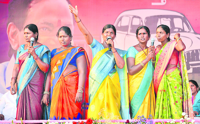 వేదికపై రామక్కకో పాట పాడుతున్న గాయకులు 3