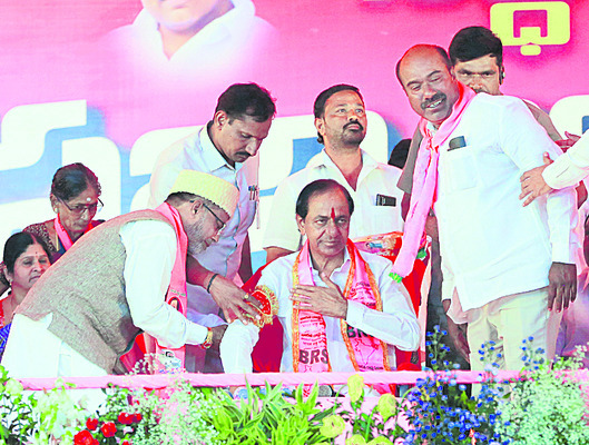 సీఎం కేసీఆర్ చేతికి దట్టీ కడుతున్న ముస్లిం సోదరుడు 5