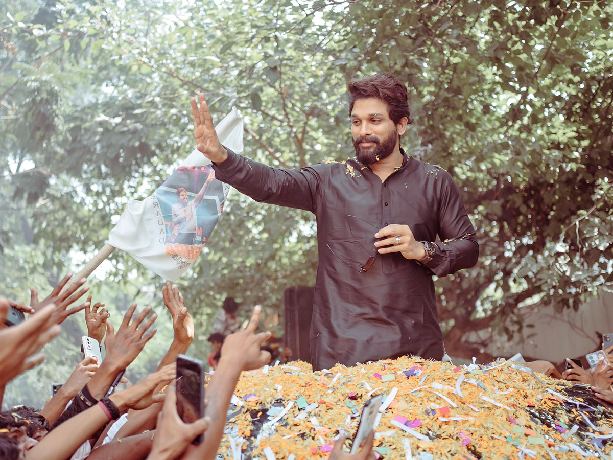 Allu Arjun Receives Grand Welcome From Fans For Bringing Home National Award photos - Sakshi5