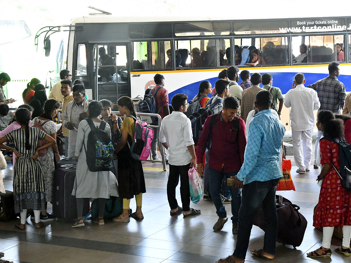 Huge Rush In Bus Stands Occasion Of Bathukamma ANd Dussehra Festival Photos - Sakshi16