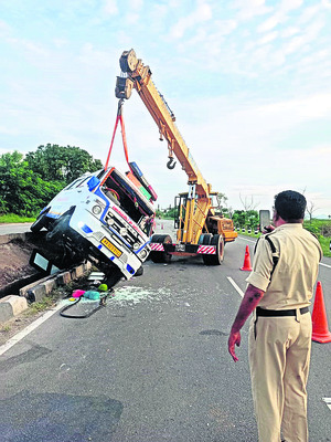 ఘటనా స్థలం నుంచి అంబులెన్స్నుపక్కకు తీస్తున్న జేసీబీ1