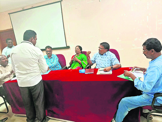 ధ్రువపత్రాలను పరిశీలిస్తున్న అధికారులు 2