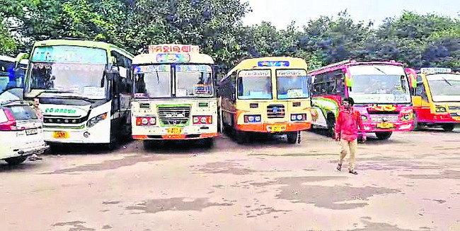 ప్రైవేట్ బస్టాండ్లో నిలిచిన బస్సులు1