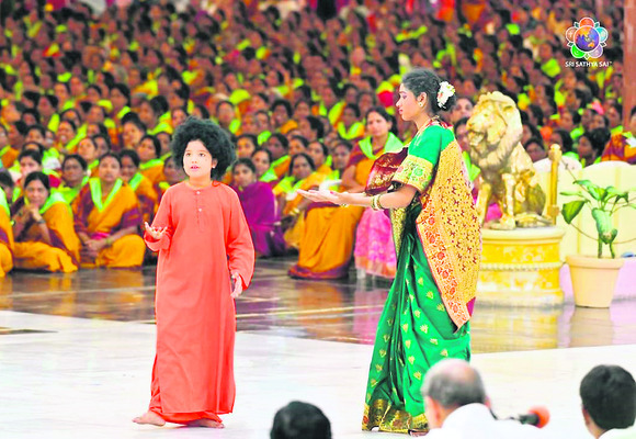 సత్యసాయి వేషధారణలో ఆకట్టుకున్న చిన్నారి2