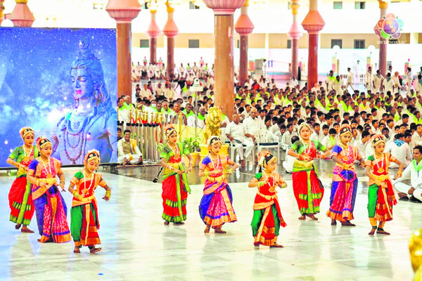 నృత్యంతో అలరిస్తున్న విద్యార్థులు 1