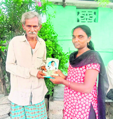 అనంతపురం ఒకటో డివిజన్లో సుధాకర్కు వృద్ధాప్య పింఛన్ అందజేస్తున్న వలంటీర్ శ్రావణి3