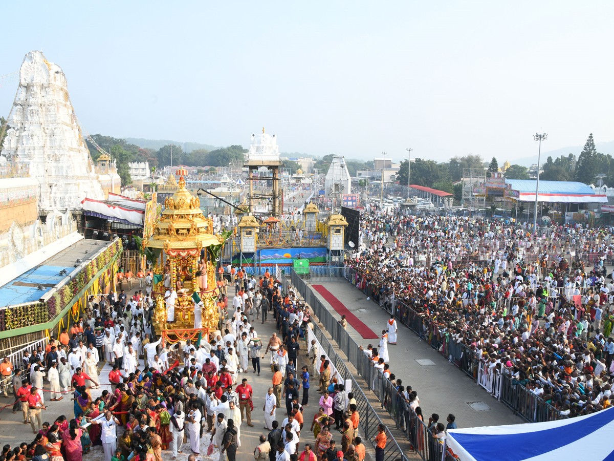 Srimalayappa Swamy On Golden Chariot - Sakshi7