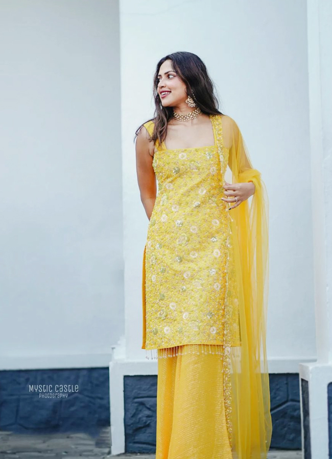 TollyWood Beauty Amala Paul Photo Gallery - Sakshi28