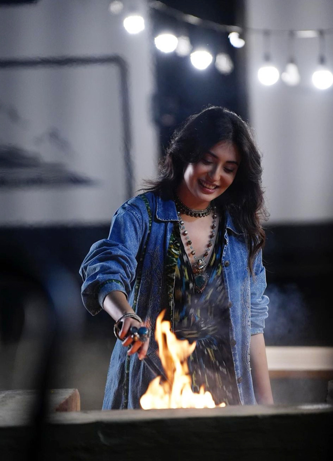 Heroine Kritika Kamra Sizzling With Beauty Photos - Sakshi23