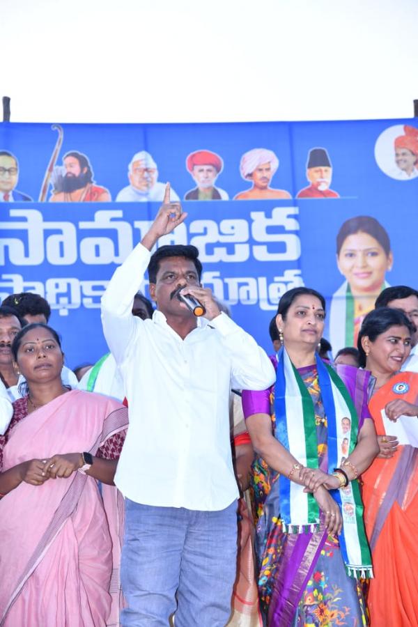 YSRCP Samajika Sadhikara Yatra Anantapur Meeting Photos - Sakshi3