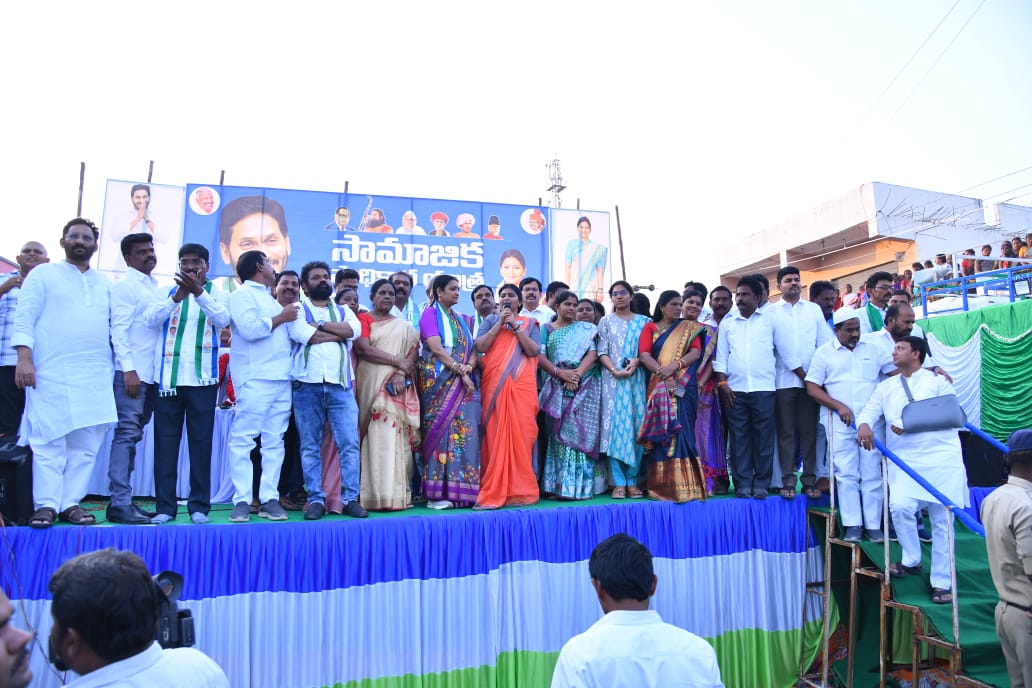 YSRCP Samajika Sadhikara Yatra Anantapur Meeting Photos - Sakshi6