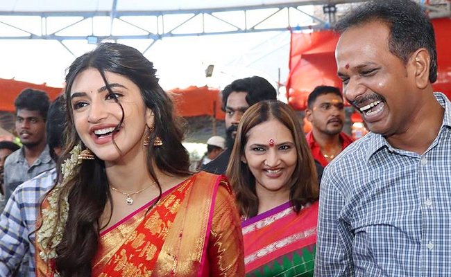 Bhagavanth Kesari movie team at Kanaka Durga temple Vijayawada photos - Sakshi2