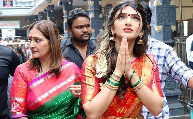 Bhagavanth Kesari movie team at Kanaka Durga temple Vijayawada photos - Sakshi3