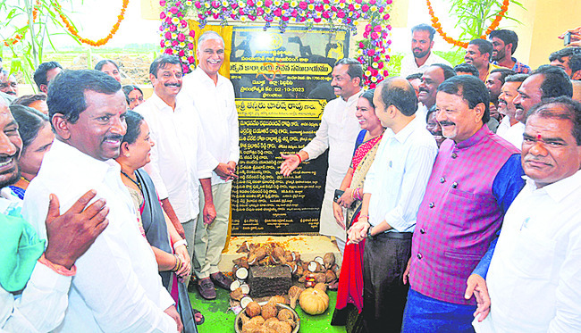 దుబ్బాకలో ఐఓసీని ప్రారంభిస్తున్న మంత్రి,
చిత్రంలో ఎంపీ, ఎమ్మెల్యే, కలెక్టర్ తదితరులు 1