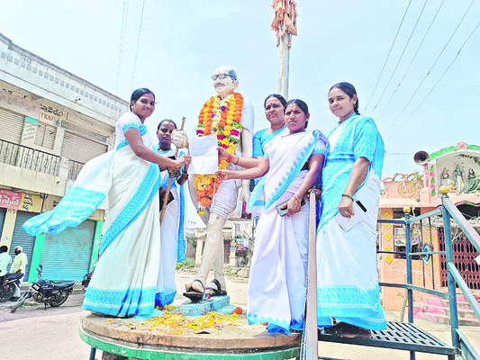 ధర్పల్లిలో గాంధీ విగ్రహానికి వినతిపత్రం
ఇస్తున్న ఆశా కార్యకర్తలు 1